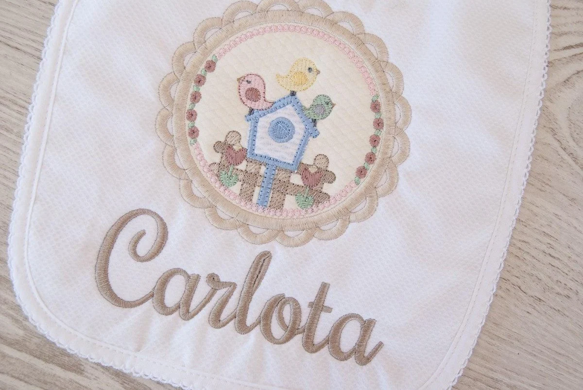 Babero Personalizado Bebé Nanetes Casita Pájaros - Imagen 3